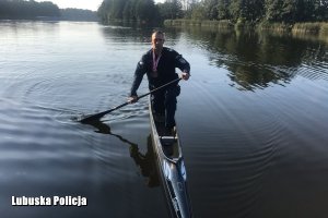 Dawid Markowski płynie kajakiem