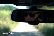 Wizerunek mężczyzny w lusterku wstecznym auta w okularach przeciwsłonecznych