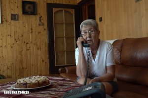 Seniorka rozmawiająca przez telefon stacjonarny