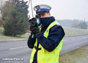 Policjant kontroluje prędkość pojazdów.