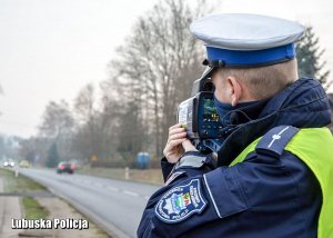 Policjant kontroluje prędkość pojazdów.