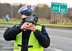Policjanci ruchu drogowego z miernikiem prędkości
