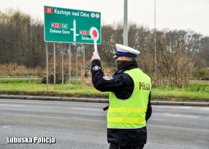 Policjanci ruchu drogowego dający znak tarczą do zatrzymania