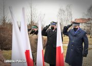 Komendanci  Wojewódzcy Policji, Państwowej Straży Pożarnej oraz Straży Granicznej salutując oddają hołd Żołnierzom Wyklętym