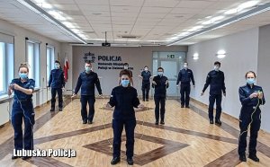 policjanci na sali stoją ze skakankami w ręku
