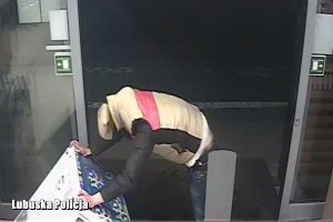 mężczyzna niszczy lodówkę na stacji paliw