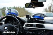 Czapki policjantów ruchu drogowego na kokpicie radiowozu