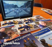 Laptop i ulotki informacyjne dotyczące naboru do lubuskiej policji