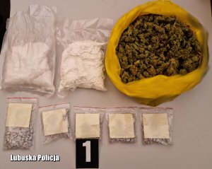 Narkotyki zabezpieczone przez policjantów.
