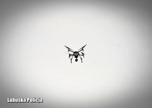 dron leci w powietrzu