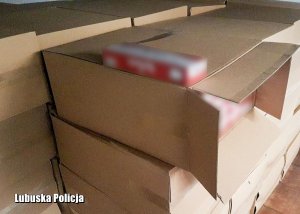 Kartony z zabezpieczonymi przez policjantów papierosami bez polskich znaków akcyzowych.