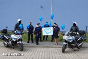policjantki i policjanci trzymają niebieskie balony