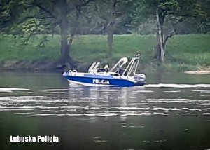 Policyjna łódź na rzece podczas działań poszukiwawczych