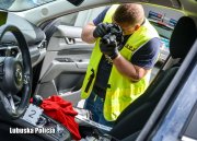 Technik kryminalistyki prowadzi oględziny zabezpieczonego po kradzieży samochodu