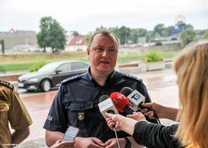 Komendant Wojewódzki Policji w Gorzowie Wielkopolskim podczas konferencji prasowej