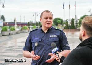 Komendant Wojewódzki Policji w Gorzowie Wielkopolskim podczas konferencji prasowej
