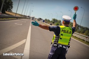 Policjant ruchu drogowego dający znak do zatrzymania