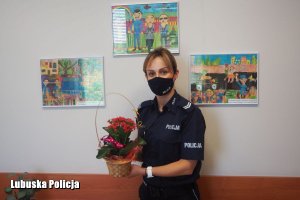 policjantka z kwiatami