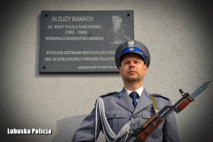 policjant stoi przy tablicy pamiątkowej