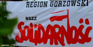 Baner z napisem Solidarność