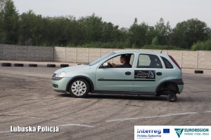 Policjantka w specjalistycznym samochodzie do kontroli poślizgów na torze doskonali technikę jazdy