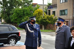 Salutujący policjant