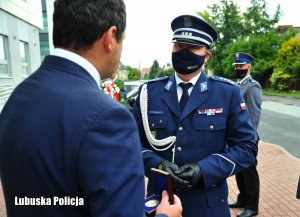 Policjant z uczestnikiem obchodów