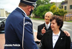 Policjant i uczestnicy uroczystości
