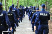 policjanci w lesie szukają zaginionego mężczyzny
