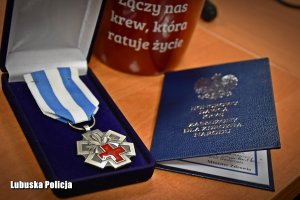 medal i książeczka honorowego dawcy krwi