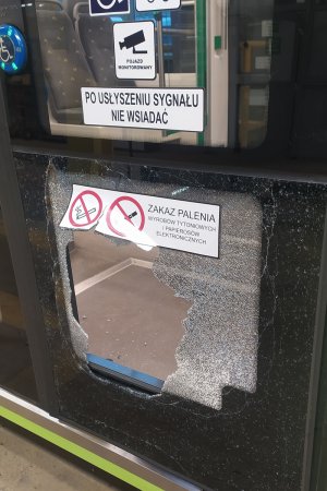 Uszkodzone drzwi wejściowe do tramwaju.