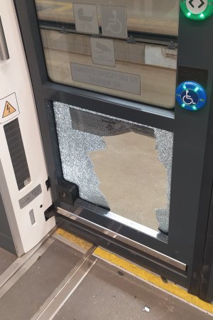 Uszkodzone drzwi wejściowe do tramwaju.