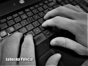 Czarno - białe zdjęcie pokazujące dłonie piszące po klawiaturze.