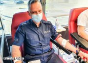Policjant podczas oddawania krwi w krwiobusie.