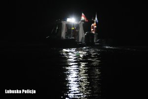 policyjna noc płynie nocą jeziorem