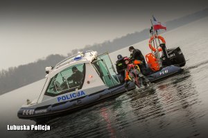 policjanci na łodzi ratują tonącego mężczyznę