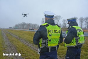 dwóch policjantów podczas obsługi drona