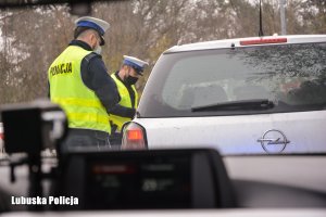 policjanci podczas przeprowadzania kontroli drogowej
