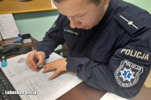 policjant wypełniający formularz
