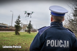 policjant operujący dronem