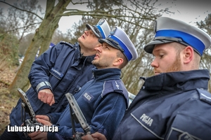 policjanci operujący dronem
