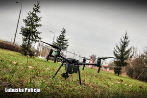 dron stoi na trawie