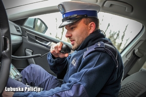 policjant podaje komunikat przez stację