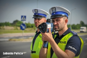 Policjanci ruchu drogowego mierzą prędkość