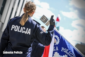 Młoda policjantka ślubuje na sztandar Komendy Wojewódzkiej Policji w Gorzowie Wielkopolskim
