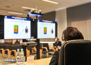 Slajdy na monitorach o odprawie rocznej Lubuskiej Policji  podsumowującej 2021 rok