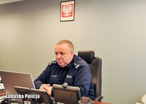 Zastępca Komendanta Wojewódzkiego Policji w Gorzowie przed monitorem komputera