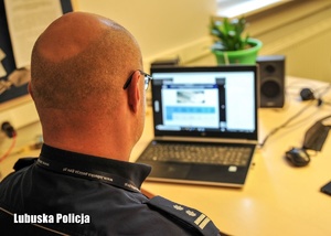 Naczelnik Wydziału Prewencji Komendy Wojewódzkiej Policji w Gorzowie przed monitorem komputera