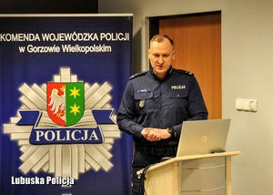 Rzecznik Prasowy Komendy Wojewódzkiej Policji w Gorzowie Wielkopolskim podczas prezentacji