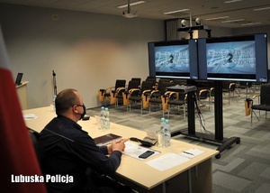 Komendant Wojewódzki Policji w Gorzowie Wielkopolskim obserwujący prezentacje na monitorze